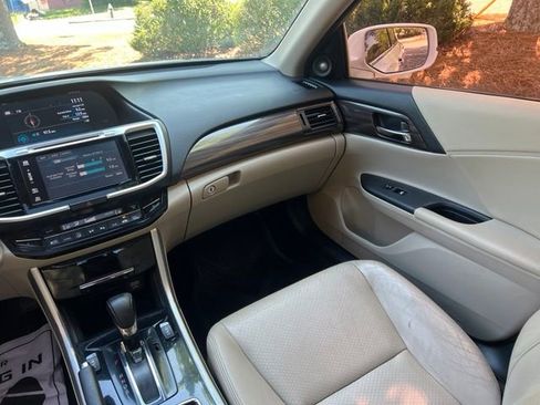 Used 2017 Honda Accord Touring image 28