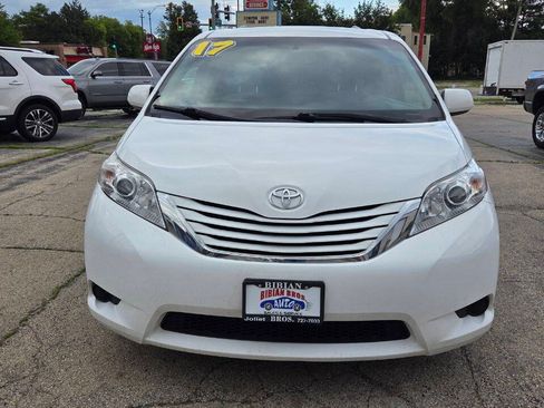 Used 2017 Toyota Sienna LE FWD image 2