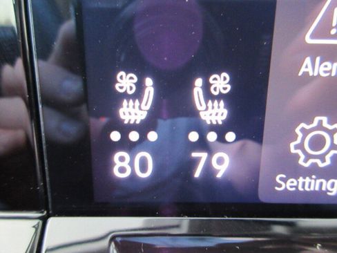 Used 2025 Volkswagen Atlas SE image 23