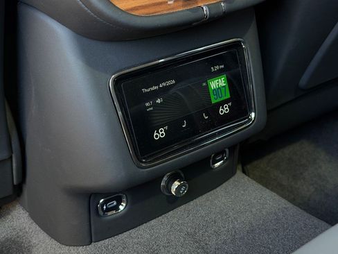 Certified 2025 Bentley Bentayga AWD/4WD image 36