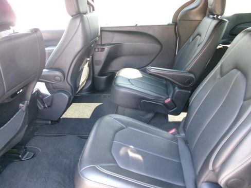 Used 2025 Chrysler Pacifica Select FWD image 9