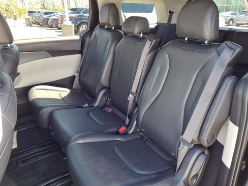 Used 2024 Kia Carnival LX FWD image 17