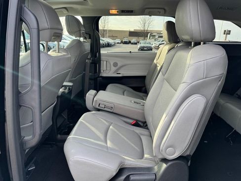 Used 2025 Toyota Sienna XLE image 12