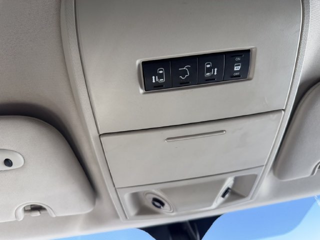 Used 2014 Chrysler Town & Country Touring-L FWD image 27