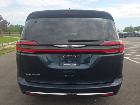 Used 2023 Chrysler Pacifica Touring-L FWD image 9