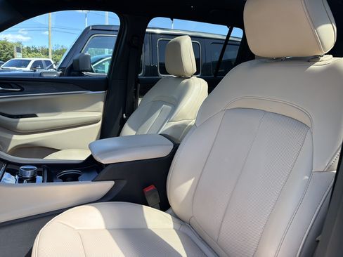 Certified 2024 Jeep Grand Cherokee L Limited w/ Luxury Tech Group II AWD/4WD image 16