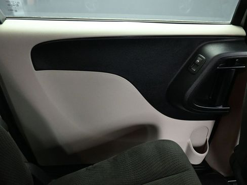 Used 2016 Dodge Grand Caravan SE image 39