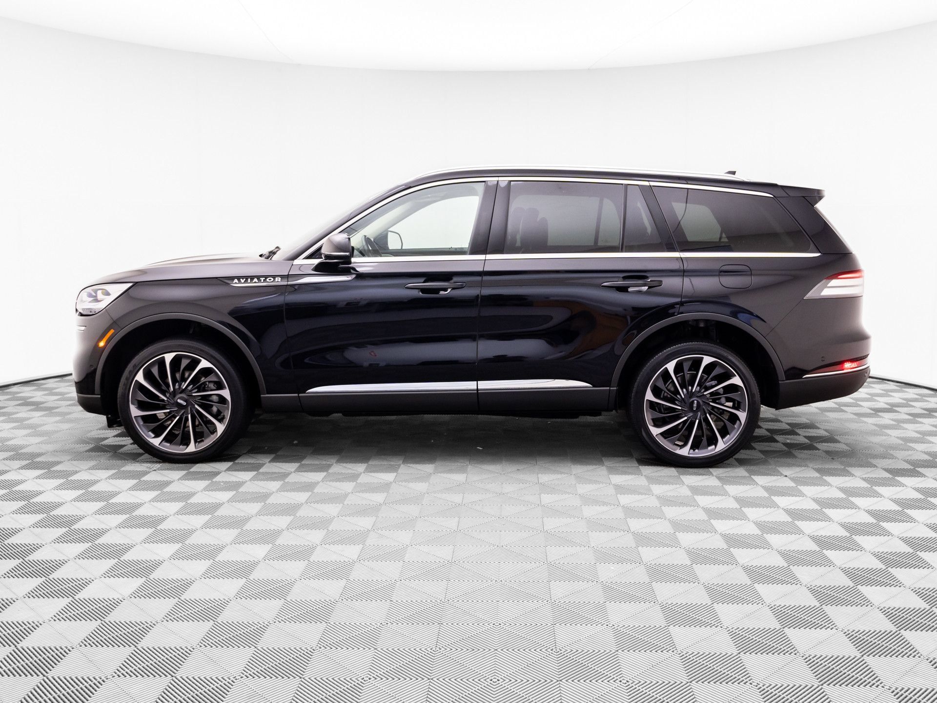 Used 2020 Lincoln Aviator Reserve w/ Equipment Group 202A AWD/4WD image 2