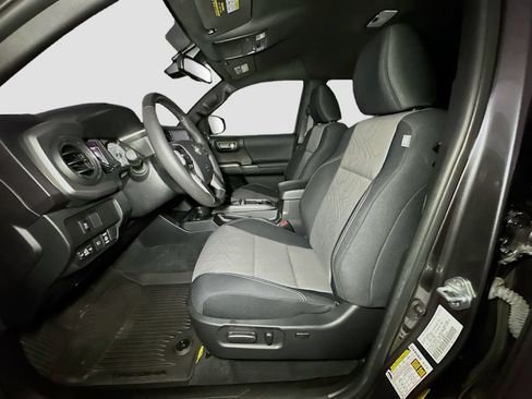 Used 2022 Toyota Tacoma TRD Sport w/ Technology Package AWD/4WD image 17