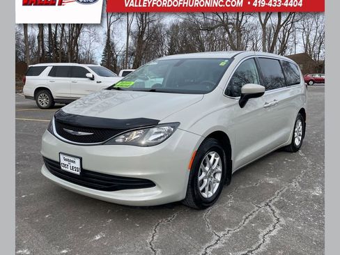 Used 2017 Chrysler Pacifica Touring image 1