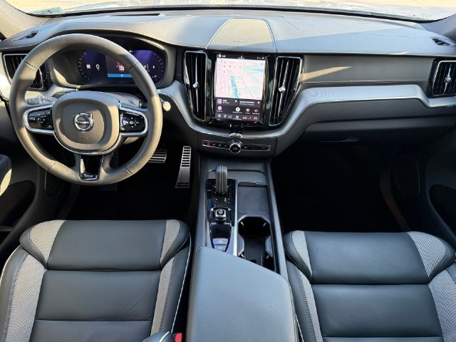 Used 2022 Volvo XC60 B5 R-Design FWD image 25