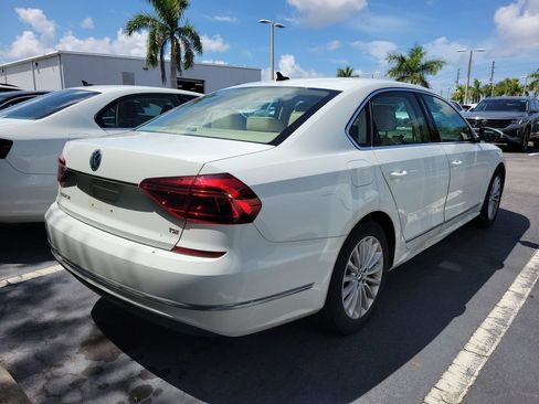 Used 2017 Volkswagen Passat 1.8T SE FWD image 3