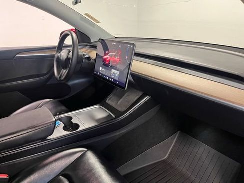 Used 2022 Tesla Model Y Long Range image 11