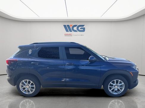Used 2022 Chevrolet TrailBlazer LT w/ Driver Confidence Package FWD image 2