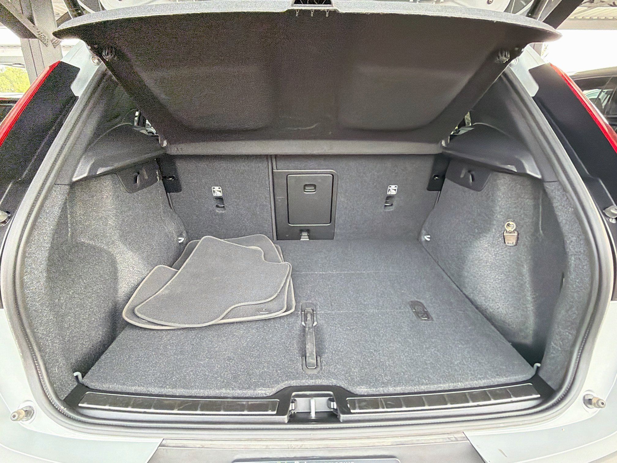 Used 2025 Volvo XC40 B5 Plus AWD/4WD image 28