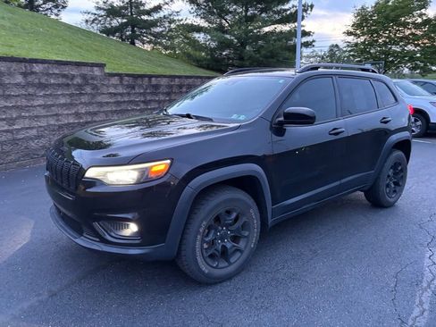 Used 2022 Jeep Cherokee Latitude AWD/4WD image 3