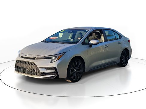 Certified 2025 Toyota Corolla SE FWD image 3