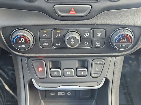 Used 2020 GMC Terrain SLT AWD/4WD image 16