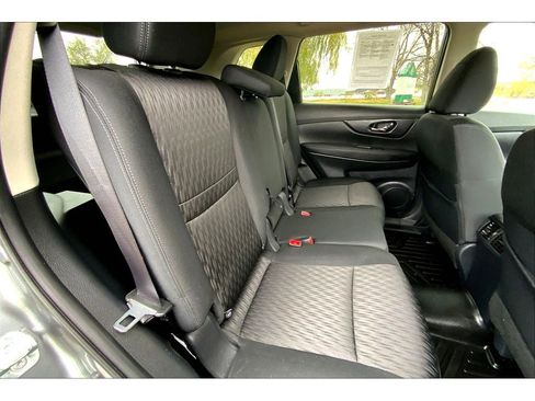 Used 2018 Nissan Rogue SV image 27