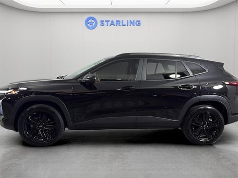 Used 2024 Chevrolet Trax ACTIV w/ Sunroof Package image 3