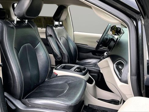 Used 2022 Chrysler Pacifica Touring-L FWD image 22