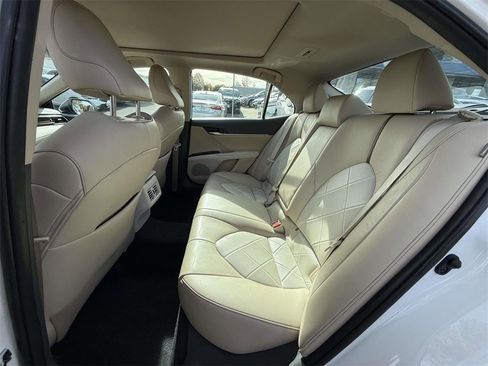 Used 2019 Toyota Camry XLE image 11