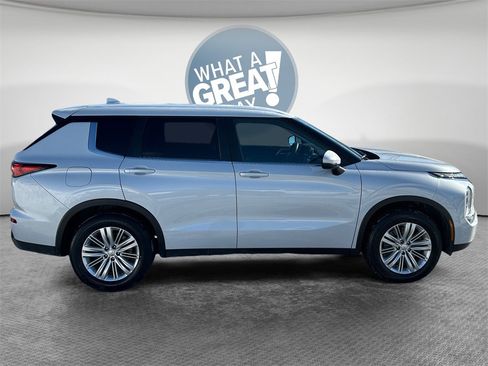 Used 2024 Mitsubishi Outlander ES image 2