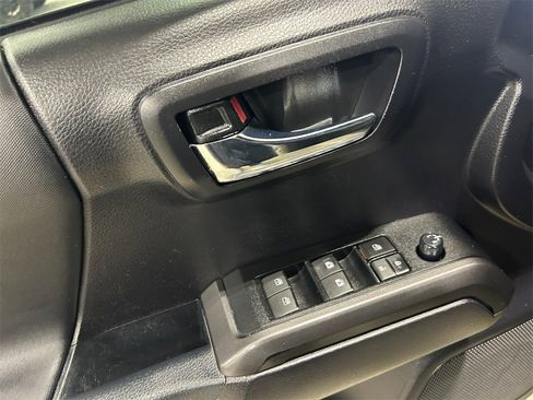 Used 2020 Toyota Tacoma TRD Off-Road w/ Technology Package image 11