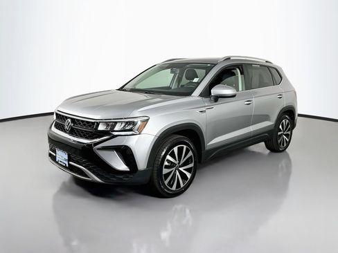 Used 2022 Volkswagen Taos SE w/ Panoramic Sunroof Package FWD image 4