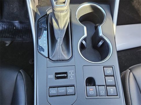 Used 2023 Toyota Highlander XLE image 19