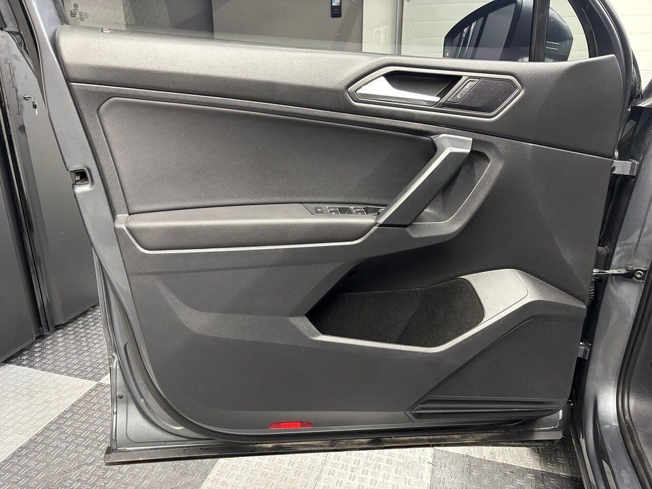 Used 2019 Volkswagen Tiguan SE w/ 3rd Row Seat Package AWD/4WD image 13