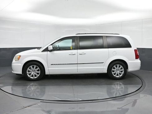 Used 2014 Chrysler Town & Country Touring image 4