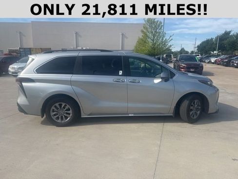 Used 2024 Toyota Sienna XLE w/ XLE Plus Package FWD image 2