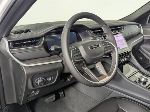 New 2025 Jeep Grand Cherokee Limited image 11