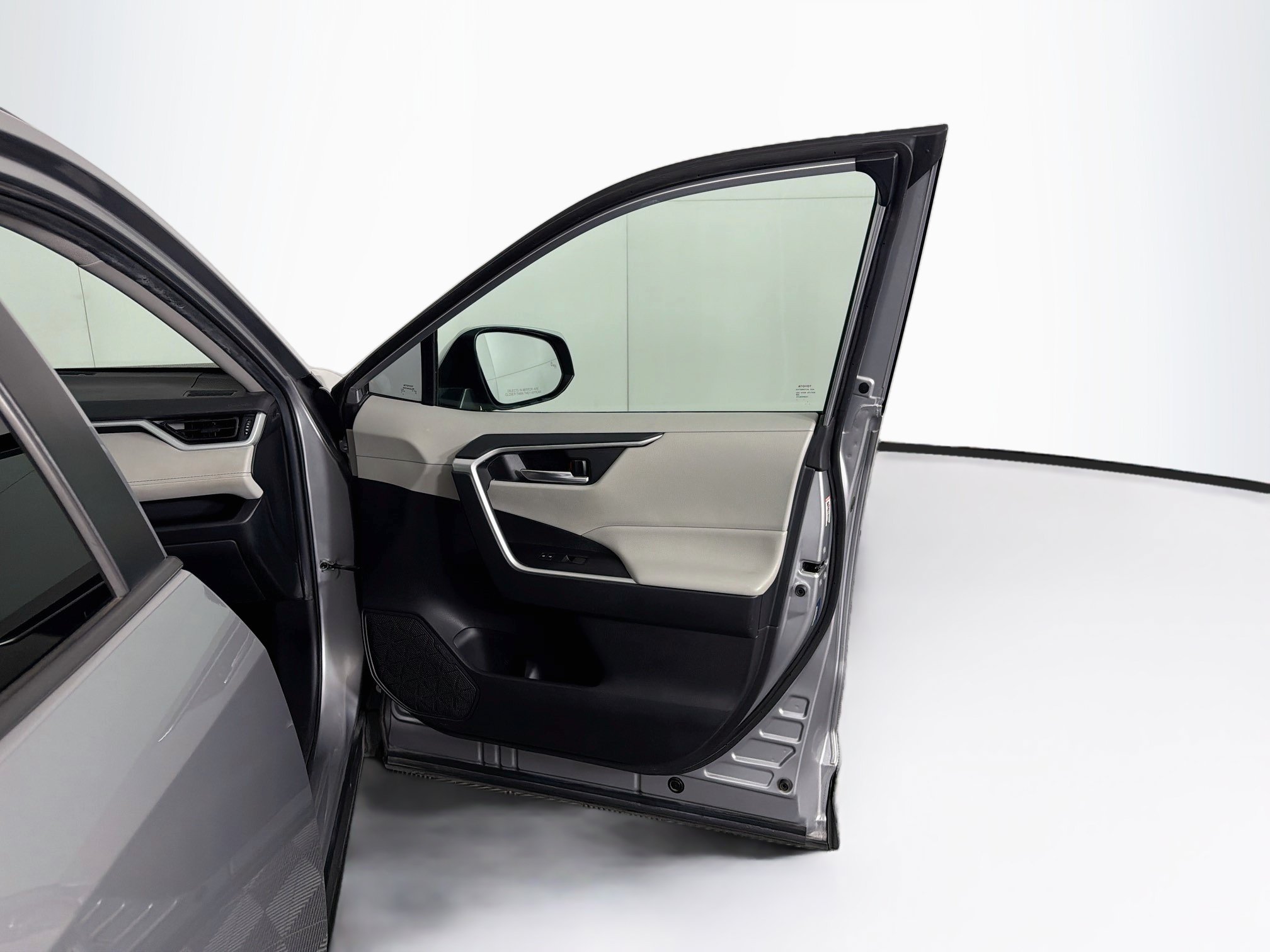 Used 2020 Toyota RAV4 XLE w/ Convenience Package FWD image 34