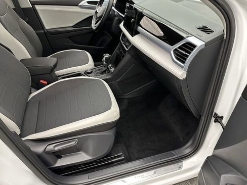 Certified 2025 Volkswagen Taos SE image 24