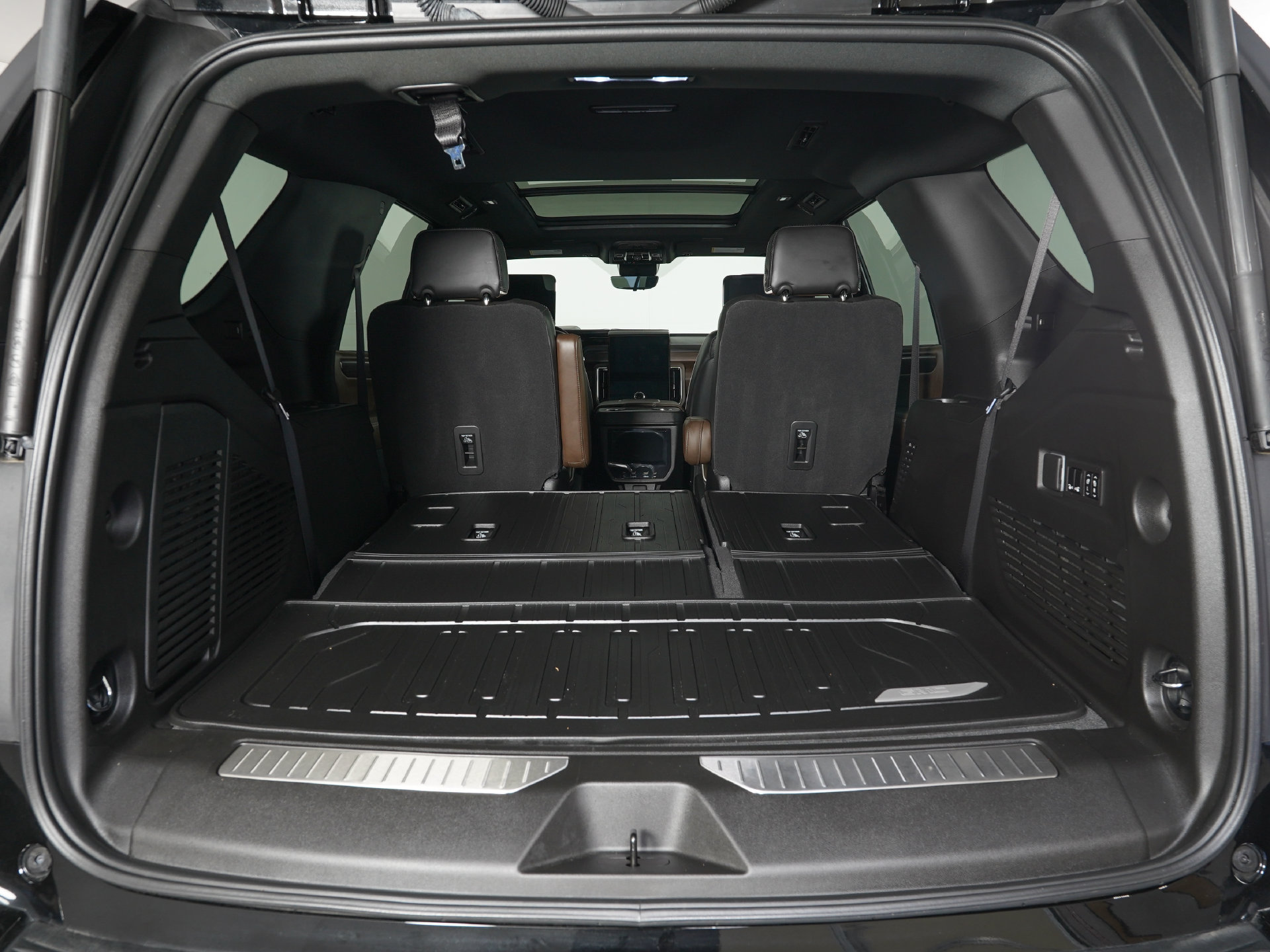 Used 2026 GMC Yukon Denali Ultimate w/ LPO, Floor Liner Package AWD/4WD image 14