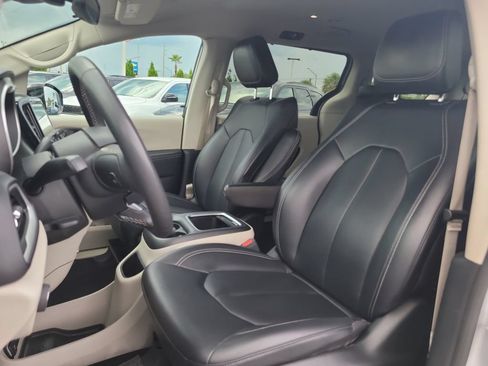 Used 2024 Chrysler Pacifica Touring-L FWD image 19