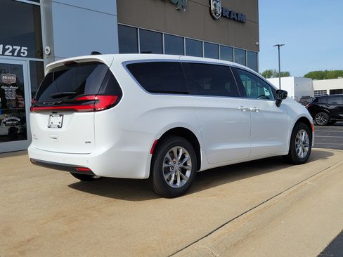 New 2027 Chrysler Pacifica Select AWD/4WD image 4