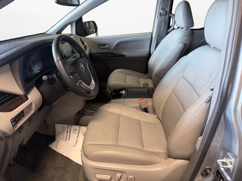 Used 2016 Toyota Sienna XLE Premium FWD image 11