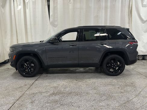 Used 2025 Jeep Grand Cherokee Limited w/ Black Appearance Package AWD/4WD image 2