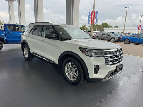 Certified 2025 Ford Explorer Active w/ Active Comfort Package RWD image 4