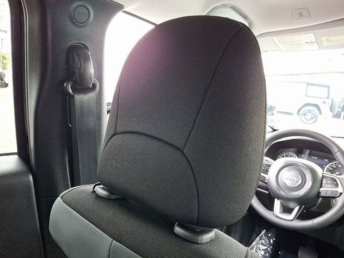 Certified 2023 Jeep Renegade Altitude image 14