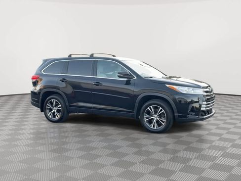 Used 2019 Toyota Highlander LE image 2