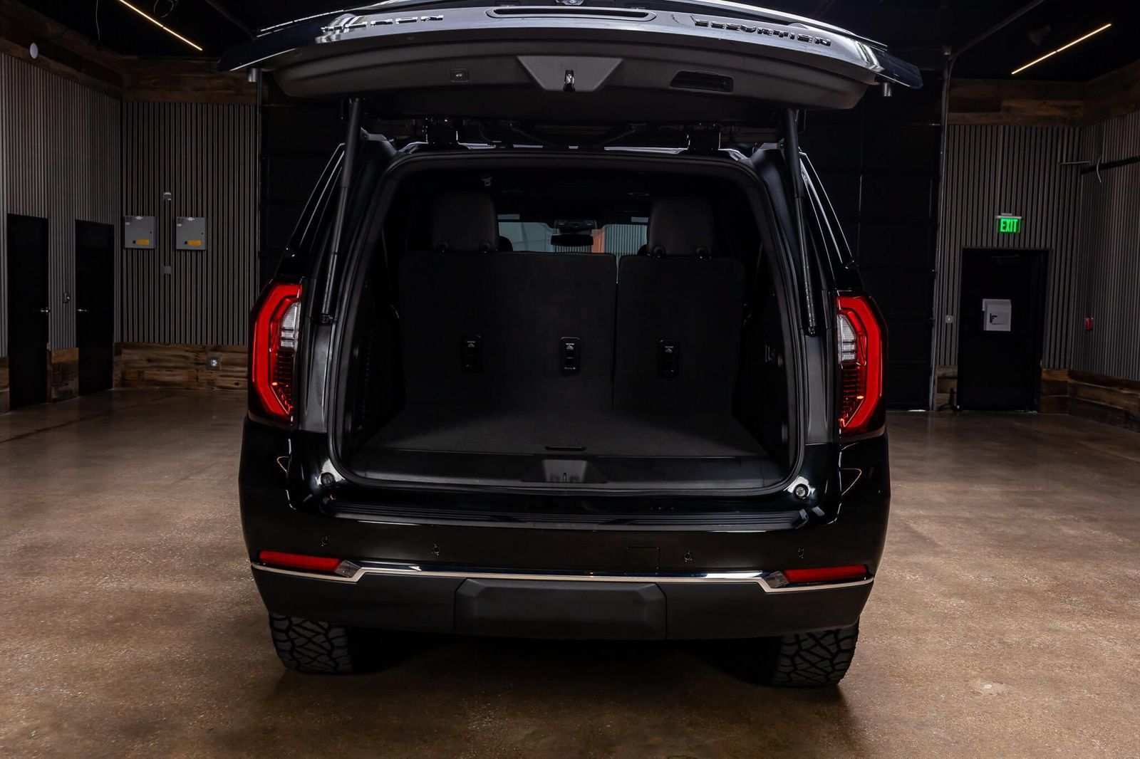 Used 2025 GMC Yukon XL Elevation AWD/4WD image 9