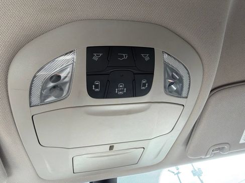 Used 2023 Chrysler Pacifica Touring-L FWD image 28