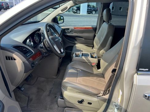 Used 2013 Chrysler Town & Country Touring-L w/ Driver Convenience Group FWD image 8