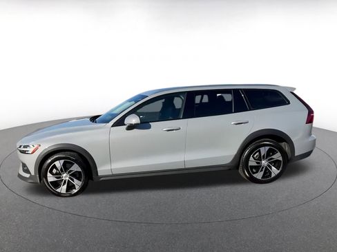 Used 2025 Volvo V60 B5 Cross Country Plus image 8