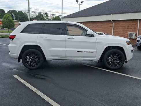 Used 2020 Jeep Grand Cherokee Altitude AWD/4WD image 7