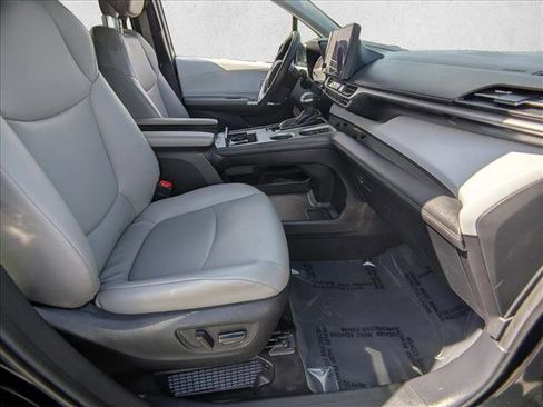 Used 2025 Toyota Sienna XLE FWD image 21